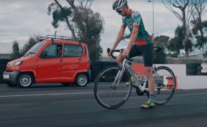 Велосипед против микролитражки: суперзаезд на 402 метра (видео)
