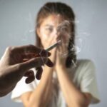 Пассивное курение связали с риском ревматоидного артрита у женщин
