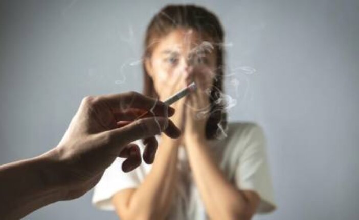 Пассивное курение связали с риском ревматоидного артрита у женщин