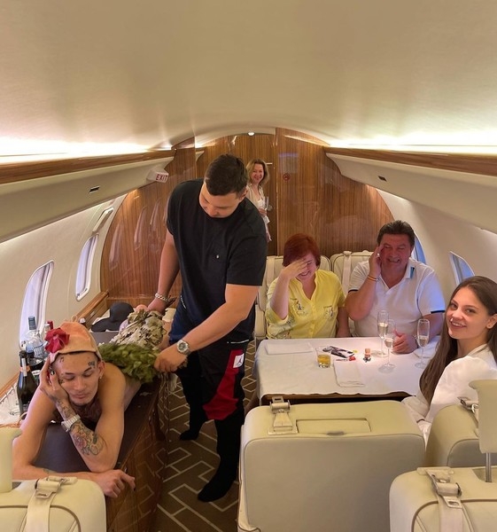 Голый и бесстыжий: Моргенштерн разделся перед родителями невесты на борту частного самолета | StarHit.ru