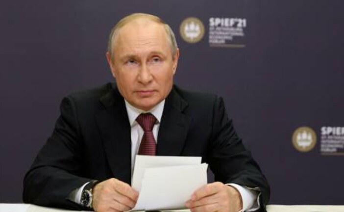 Путин назвал абсурдными запреты за закупку действенных вакцин от COVID-19