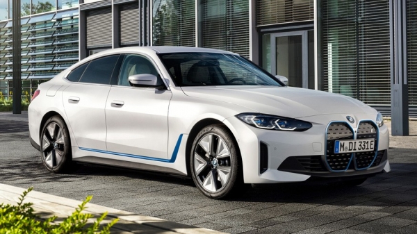 BMW полностью рассекретила лифтбек i4: фото салона и подробности о «технике»
