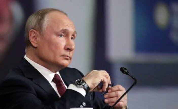 Путин объяснил затягивание регистрации российской вакцины в Европе