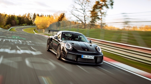 Самый быстрый из дорожных: Porsche 911 GT2 RS MR вновь установил рекорд Нюрбургринга