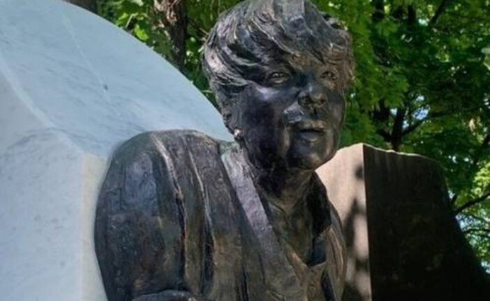 Посетителей Новодевичьего кладбища напугал уродливый памятник Галине Волчек