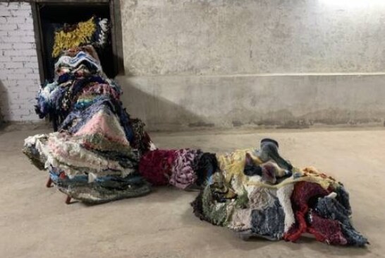 На выставке в бомбоубежище показали гобелены, сотканные из выброшенной одежды