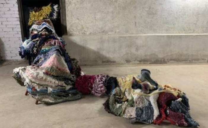 На выставке в бомбоубежище показали гобелены, сотканные из выброшенной одежды