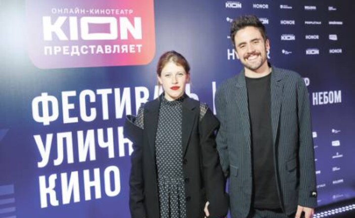 Оксана Акиньшина и Варвара Шмыкова открыли фестиваль уличного кино