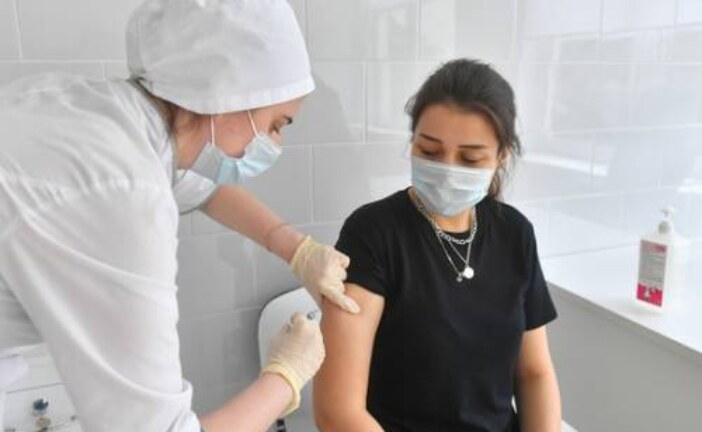 В России рассказали, стоит ли прививаться переболевшим коронавирусом
