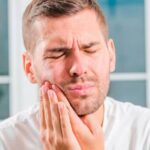Хоть на стенку лезь: 5 способов облегчить зубную боль в домашних условиях