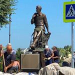 На родине поэта  Андрея Дементьева установили бронзовый монумент