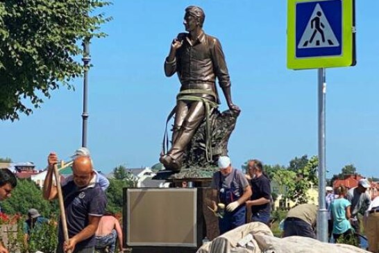 На родине поэта  Андрея Дементьева установили бронзовый монумент