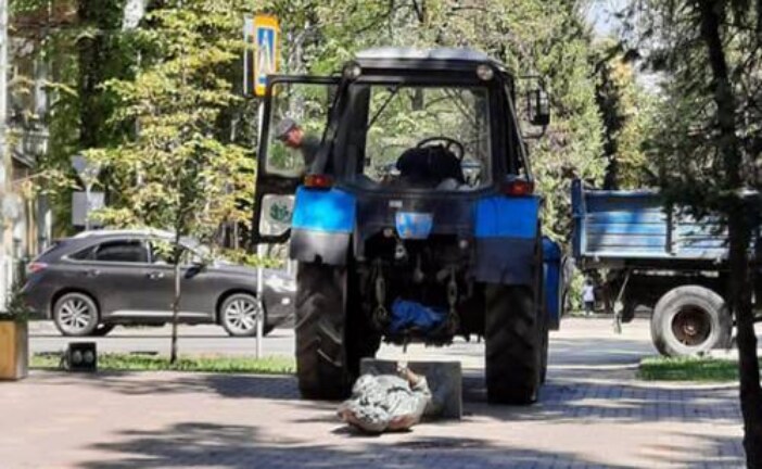 Рабочие в Казахстане случайно снесли трактором памятник Виктору Цою