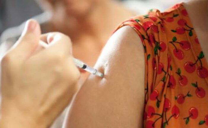 Вакцина от гриппа может защитить от тяжелых осложнений COVID-19