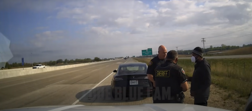 Водитель уснул за рулем и не заметил, как за ним гналась полиция (видео)