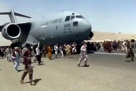 Гибель афганцев: военный летчик оценил шансы выжить в шасси самолета
