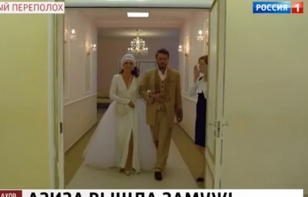Восточные мотивы, 30 гостей и платье с разрезом: первые кадры со свадьбы певицы Азизы  | StarHit.ru