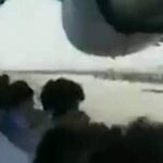 Вцепившийся во взлетающий самолет США афганец успел снять видео