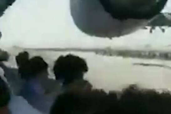 Вцепившийся во взлетающий самолет США афганец успел снять видео
