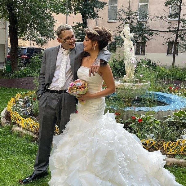 Выкуп невесты в стиле 90-х и свидетельница Собчак: Моргенштерн и Дилара приехали в загс | StarHit.ru