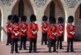 За полтора года пандемии впервые у Букингемского дворца прошла смена караула