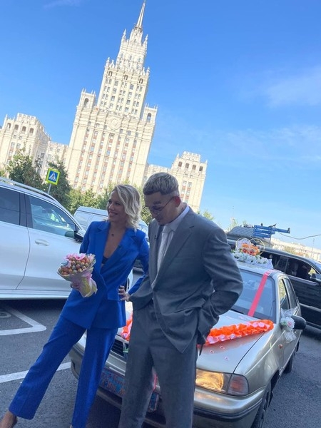 Выкуп невесты в стиле 90-х и свидетельница Собчак: Моргенштерн и Дилара приехали в загс | StarHit.ru