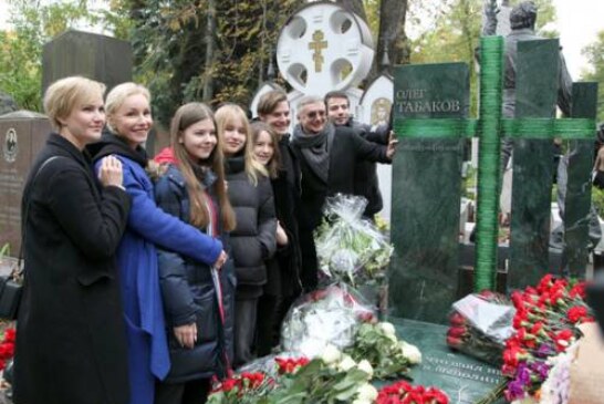 Создатель объяснил зеленый цвет памятника Олегу Табакову