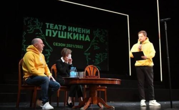 Сбор труппы в Пушкинском театре начался с модного дефиле