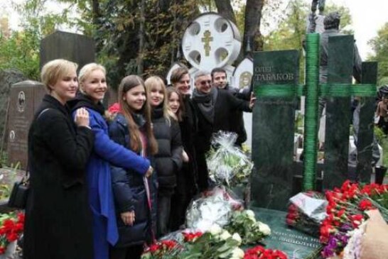 На Новодевичьем открыли памятник Олегу Табакову из гранита и стекла