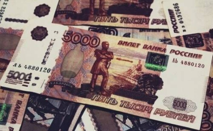Последнее место рубля в рейтинге мировых валют назвали прорывом