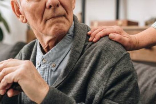 Терпение и забота: 8 способов облегчить жизнь человека с болезнью Альцгеймера