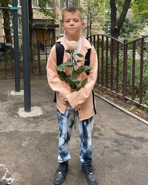 Бородина, Волочкова, Лазарев, Пересильд и другие звезды отвели детей в школу — фото | StarHit.ru