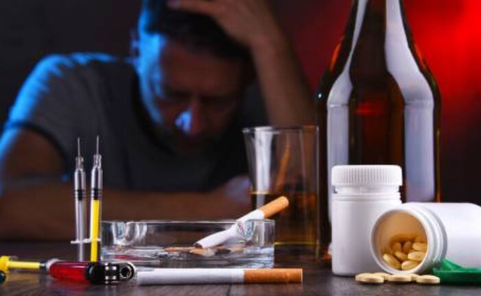 Алкоголь, курение и наркотики удваивают риск заражения COVID-19 после вакцинации