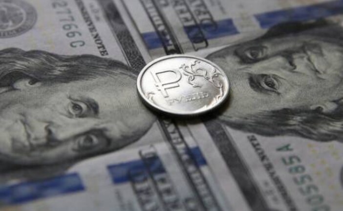 Названы 5 факторов, которые могут обвалить рубль в октябре