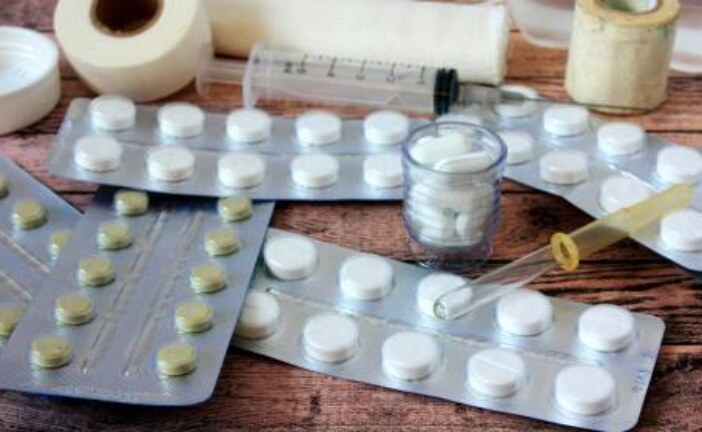 Половине пациентов с COVID-19 в России назначают лекарства с недоказанной эффективностью