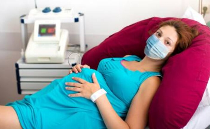 Более половины беременных с симптоматическим COVID-19 могут нуждаться в неотложной помощи
