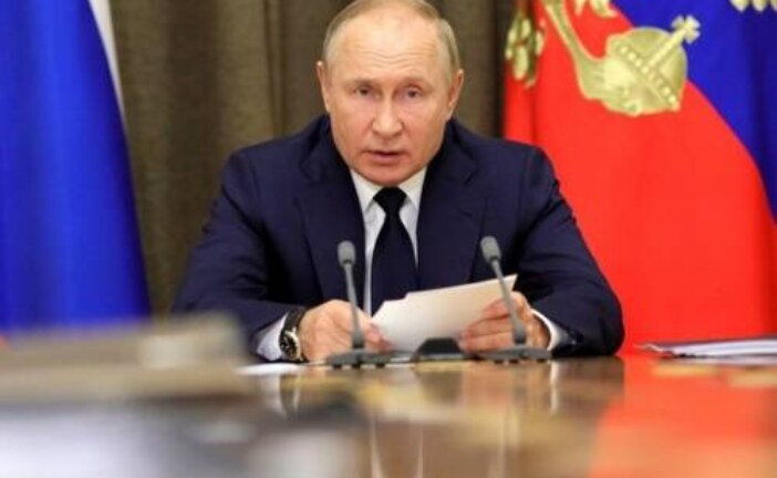 Путин в Сочи предложил «посмотреть в бинокль на корабль США»