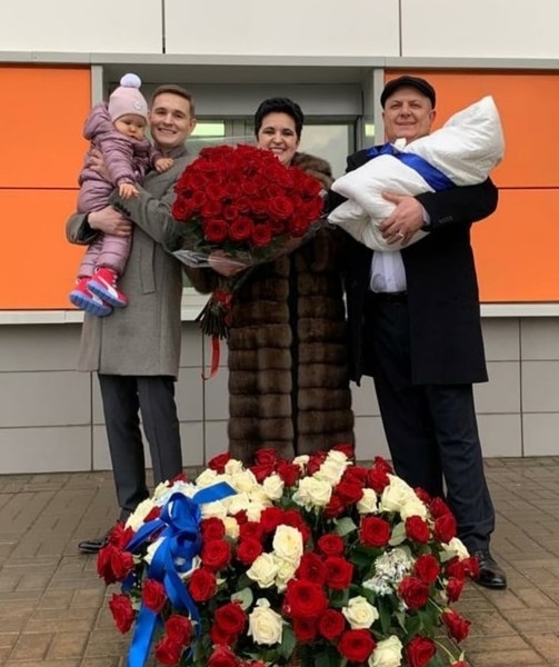 У 53-летней Елены Голуновой родился сын спустя год после появления дочери | StarHit.ru