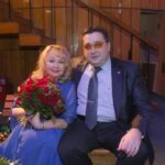 45-летний сын Натальи Гвоздиковой живет с мамой и водит женщин во время ее командировок | StarHit.ru
