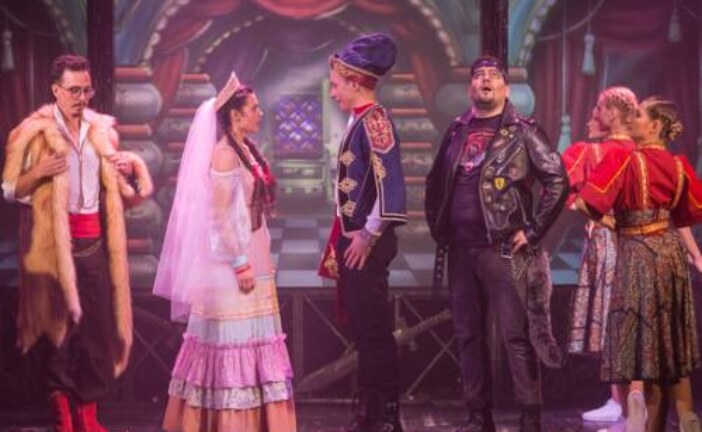 Театр Нонны Гришаевой показал мюзикл о дружбе с зажигательной музыкой Зацепина