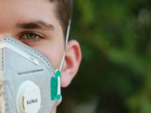 Ученые разработали удивительную маску: сама определяет коронавирус в дыхании