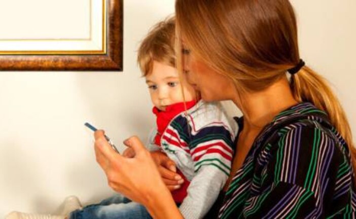 Мама «зависает» в смартфоне — как это повлияет на развитие ребенка