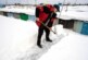 Чистить снег лопатой может быть опасно для сердца