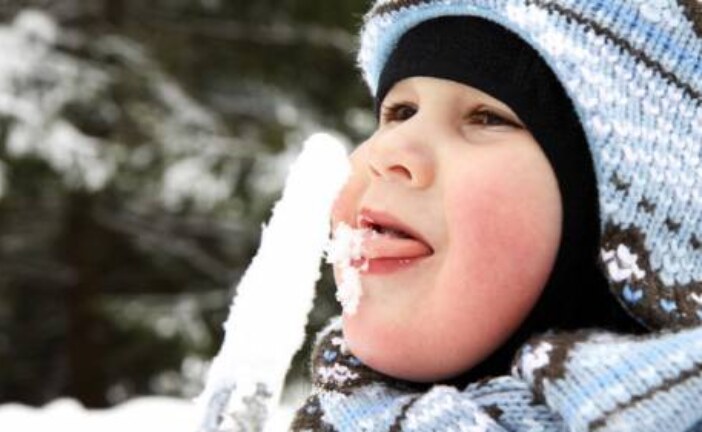 Педиатр Алексей Бессмертный: «Пробовать снег и сосульки — это нормально для ребенка»
