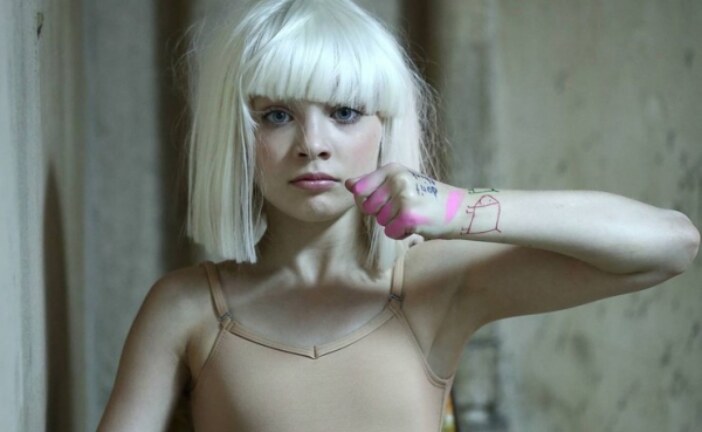Уже совсем взрослая! Как сейчас выглядит девочка из клипов певицы Sia | StarHit.ru