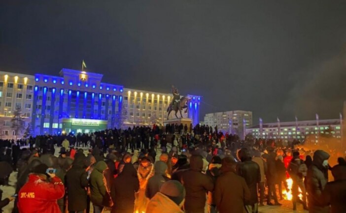 Протестующие в Актау заявили, что «изгнали Назарбаева»