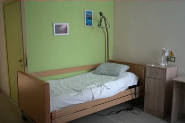 Сиделки показали палату дома престарелых, в которой полгода жил Леонид Куравлев | StarHit.ru