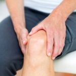 Почему болят колени: 6 вопросов врачу-ортопеду