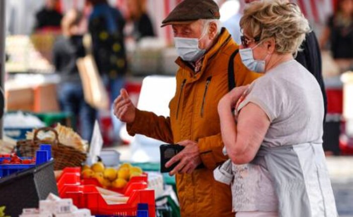 Немецкие пенсионеры массово обеднели: приходится собирать бутылки