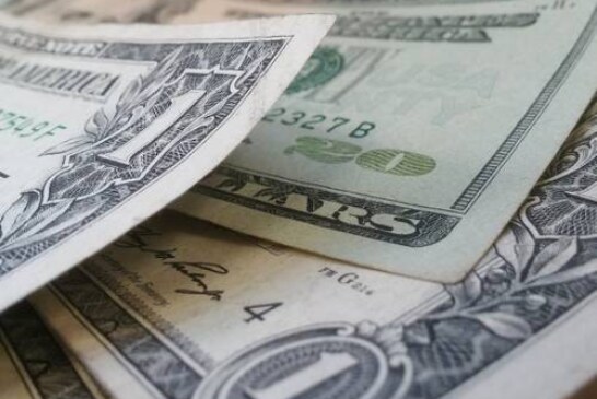 Эксперт посоветовал паникерам снять доллары со счетов и положить под матрас